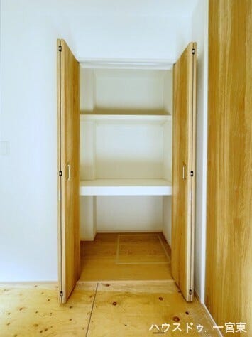 ≪1階4.5帖洋室≫3段構造で、衣類や荷物を分けて収納できます。整理整頓がしやすく、収納物を探しやすくする便利なクローゼットです。