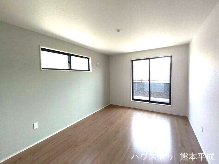 大きな窓からバルコニーにつながっており、きれいな青空を見ることができます