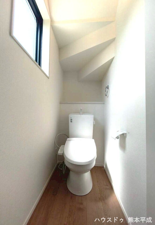 階段下のスペースを無駄なく利用したトイレです