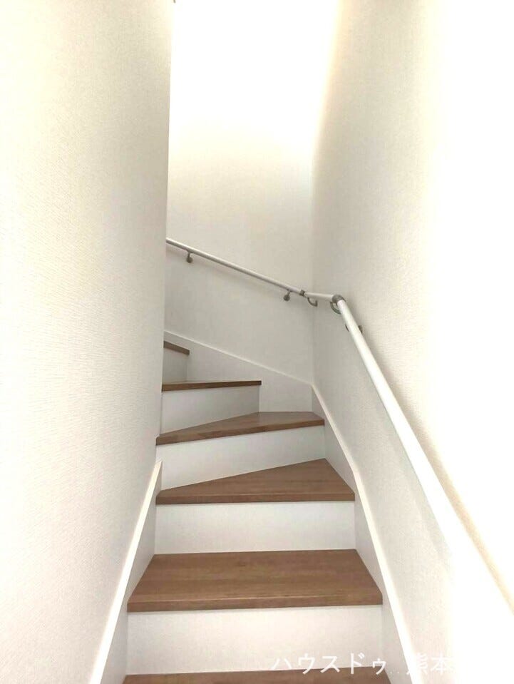 空間を有効活用したおしゃれな曲線階段です