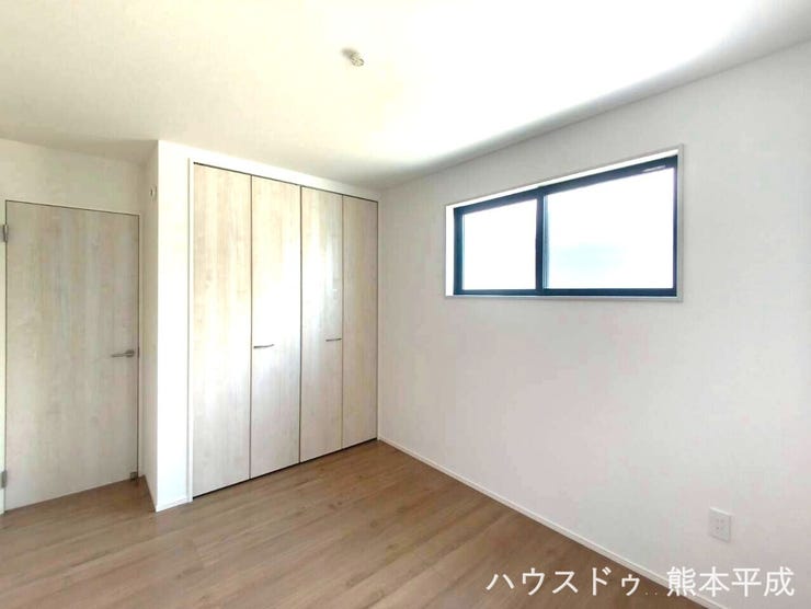 陽の光がたっぷり差し込む明るい部屋です