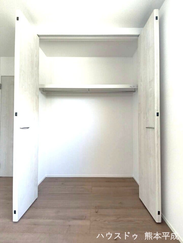 両開きの収納スペースで大きな荷物を入れることができます