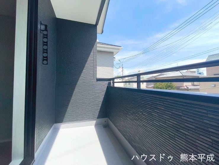 きれいな青空の下、気持ちの良い日光で洗濯物を干すことができます