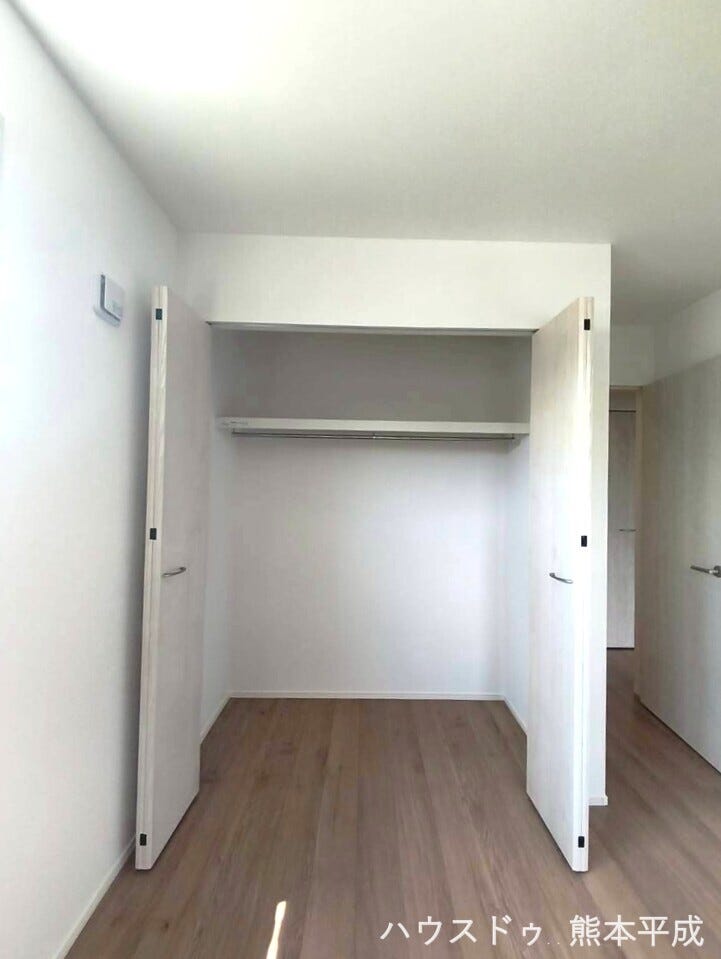 両開きのクローゼットで十分な広さがあります