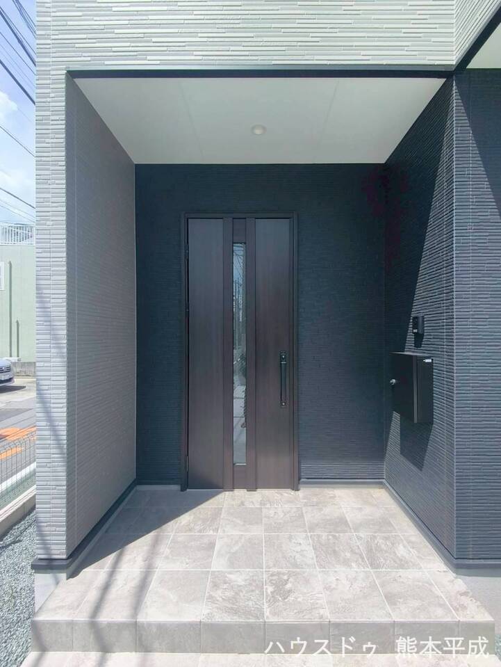 ダークな色合いで落ち着いた雰囲気の玄関です