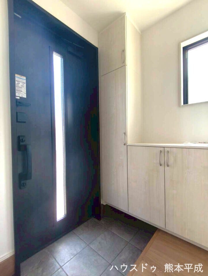 統一感のある色合いにシューズボックス付きの玄関です