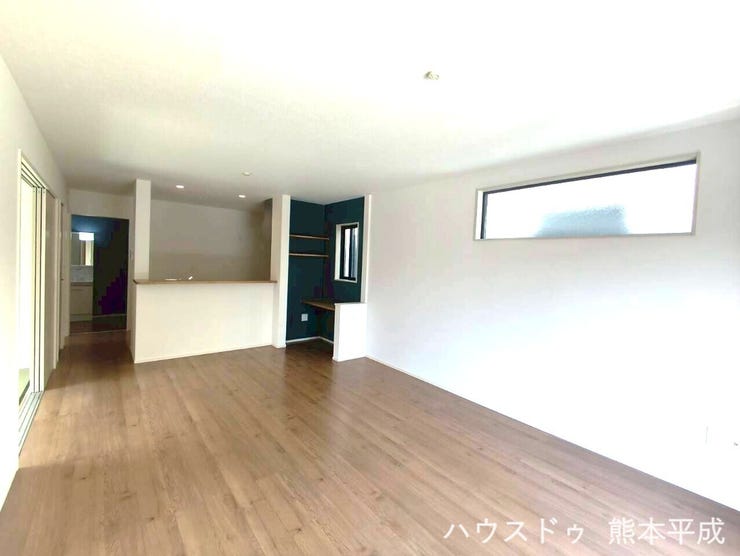 広々としたリビングでキッチンともコミュニケーションをとれる家族団らんの部屋です