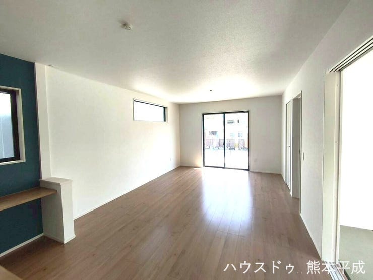 南向きの窓からたっぷりと陽が差し込む明るいリビングです