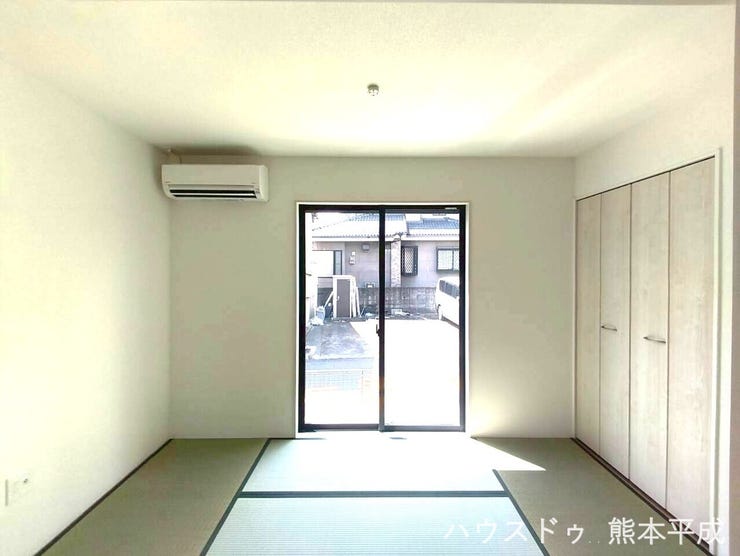 陽がしっかりと差し込み、畳敷きの温かみあふれる和室です