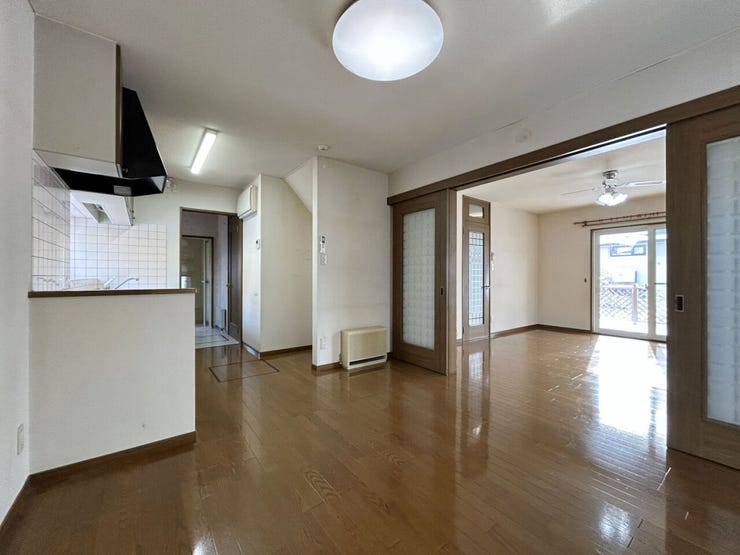 室内(2025年12月)撮影
◎本日案内可能◎
洋室に繋がる戸を閉めれば、生活感も隠せて、料理中の音や匂いが隣室に広がりにくいです◎