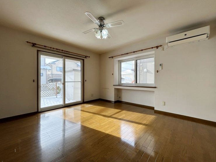 室内(2025年12月)撮影
◎本日案内可能◎
二面採光の洋室は明るく心地の良い空間で、ご家族が自然と集まる憩いの場になりそう♪