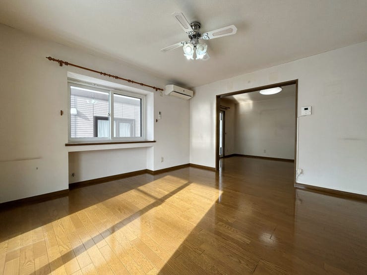 室内(2025年12月)撮影
◎本日案内可能◎
出窓は写真や小さな観葉植物を飾るディスプレイスペースとしても活用いただけます!