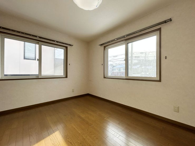 室内(2025年12月)撮影
◎本日案内可能◎
二方角に窓が設けられているため、窓を開けると空気の通り道ができて風通しが良く換気がしやすいです♪