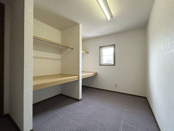 室内(2025年12月)撮影
◎本日案内可能◎
季節物の家電もたっぷりしまえる納戸です◎窓付きのため、においや湿気がきになる時も換気がしやすく便利です!