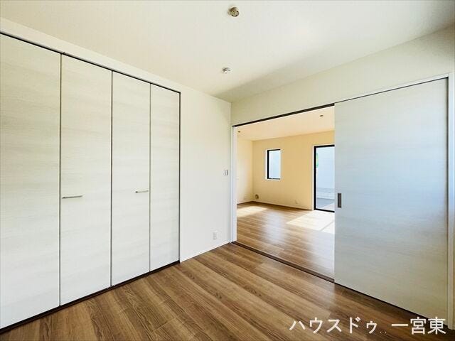 【4.5帖】リビングに隣接しており、引戸を開けて繋げるとより広く使えます。客間やお子さまの遊び場にも◎