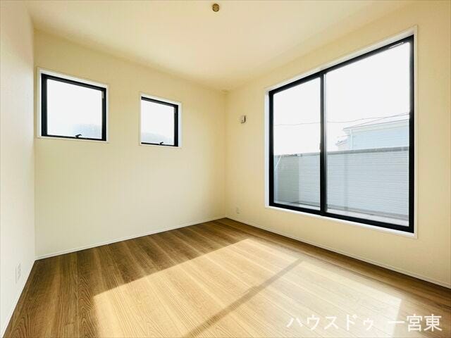 【5.4帖】南東向きで採光・通風良好◎南側はバルコニーに繋がっています。