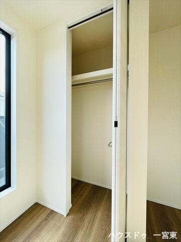 【5.4帖洋室】ハンガーポール・枕棚付き。枕棚には鞄や帽子などの小物も整頓して置けますね。