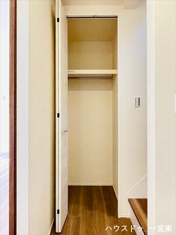 【1階廊下】掃除道具やストック品、居室に入りきらなかった荷物までしまっておけますね。