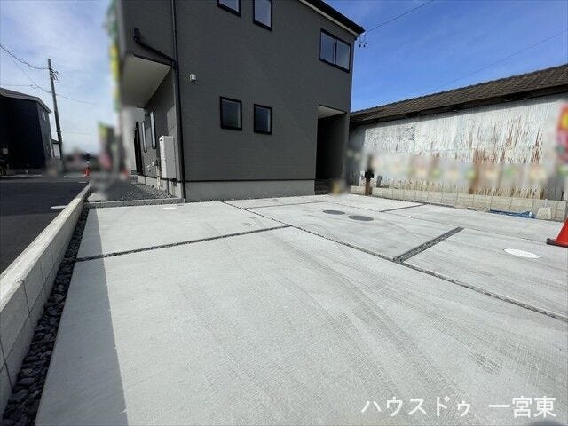 駐車スペースはゆとりがあり、間口は約9.2mありお車の出し入れもしやすいですね。