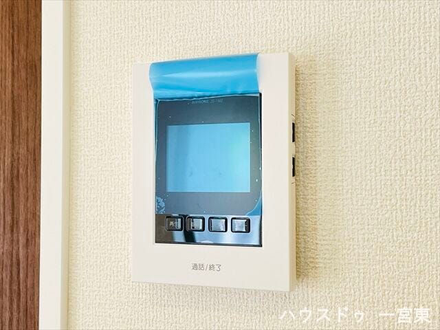 【モニター付きインターホン】訪問者の顔が見えて安心ですね。玄関先まで行かずにこちらから対応できます。