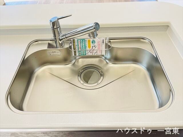 【シンク】ステンレス製で熱に強くお手入れがしやすい。お鍋やフライパンなども洗いやすそうな広さです!