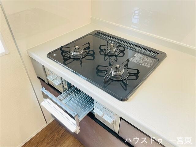 【コンロ】3口あり、同時にお鍋2つとフライパンなどを火にかけられるので忙しい時も時短になりますね。