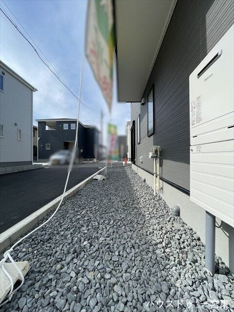 植栽などで飾るのも良いですね。砂利敷き仕様で防犯対策にもなります。