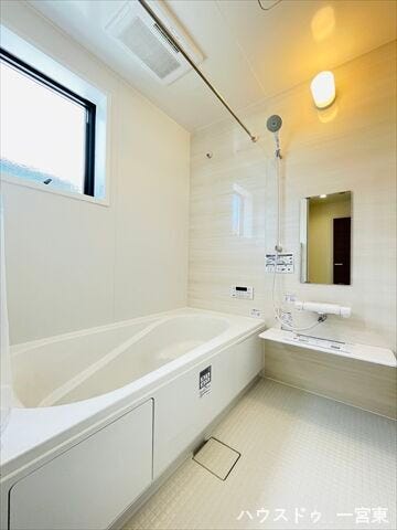 明るく清潔感のある浴室。ベンチタイプのバスタブで、小さなお子さまも入りやすいですね。