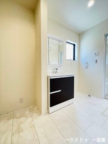 ライト付きの3面鏡で見やすく、お肌の手入れや身支度も捗りますね。ゆとりがあり使いやすい洗面室です。