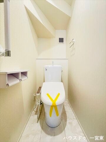 階段下スペースを有効活用した空間。ペーパーホルダーが2つあるので、取り換えの回数を減らせます。