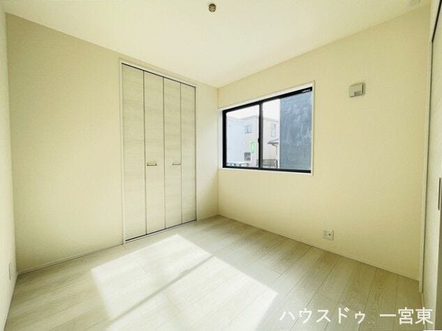 【1階4.5帖】南向きで明るく、リビングに隣接しており引き戸を開けて繋げるとより広く使えます。