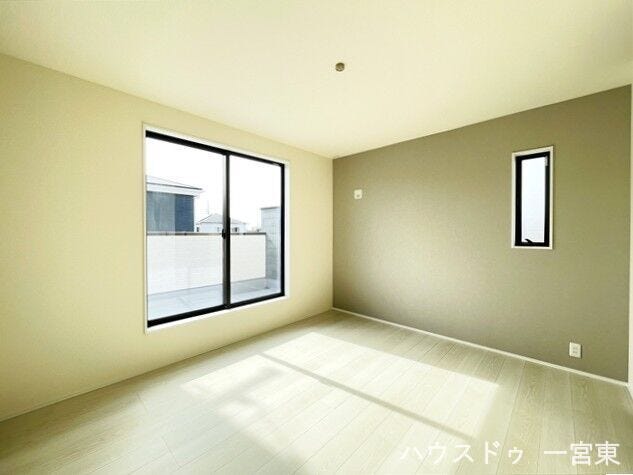 【7帖】南・西の2面採光で風通しも良好。バルコニーに繋がっており、主寝室にもおすすめです。