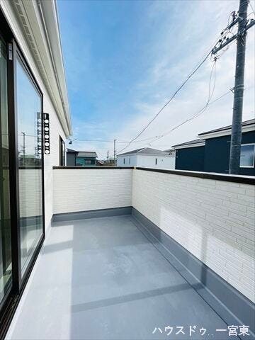 南向きで洗濯物もよく乾き、奥行きがしっかりあるので椅子を置いて空を眺めたりと寛げそうです。