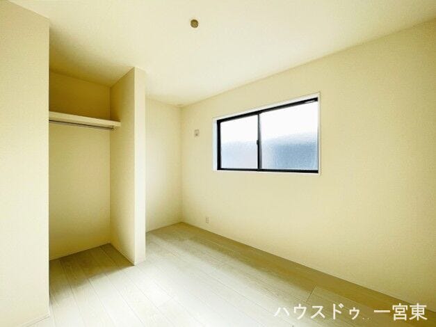 【5帖西】南向き、寝室や書斎、お子さまの部屋としてもお使いいただけます。