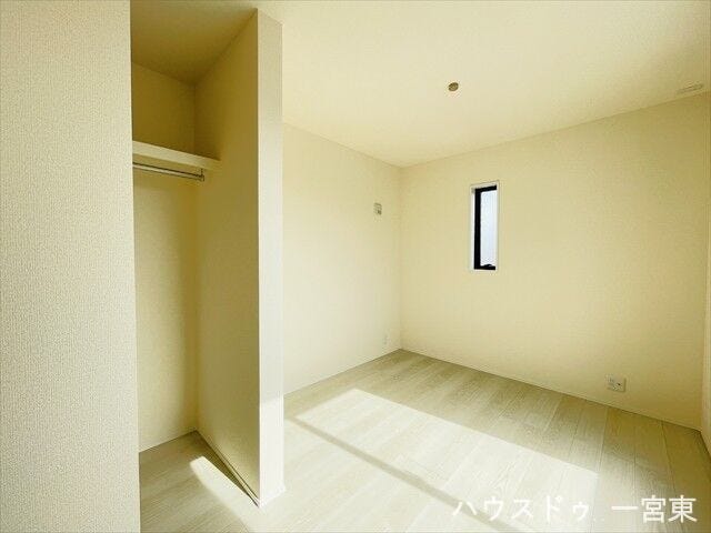 【5帖東】南・東の2面採光で風通しも良好。南側はバルコニーに繋がっておりお布団もすぐに干せますね。