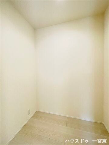 【2階廊下】ストック品や季節家電、寝具などの大きいものもしまえそうですね。