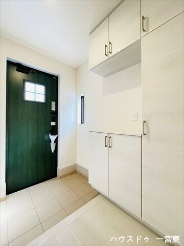 玄関収納には小物を飾るスペースがあるので、季節ごとに変えたりするのも楽しいですね。