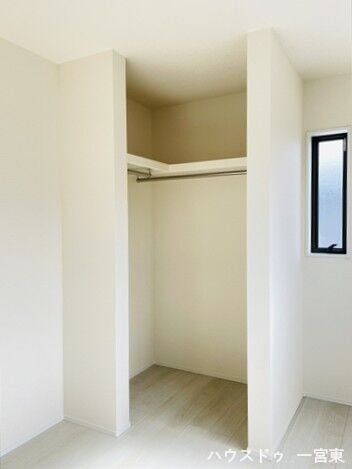 【5帖西洋室】建具がないので、お洋服の出し入れをサッとできます。