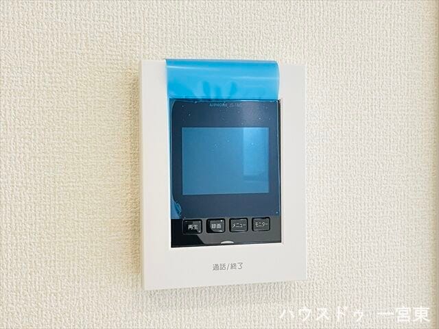 【モニター付きインターホン】訪問者の顔が見えて安心ですね。玄関先まで行かずにこちらから対応できます。