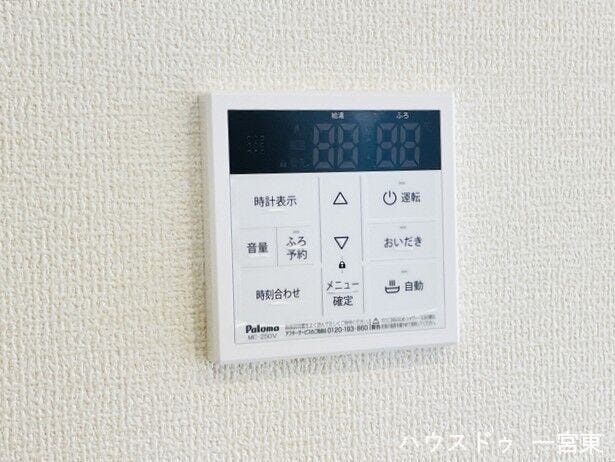 【給湯パネル】ご家族で入浴する時間帯がズレても、追い焚きで温かいお湯に浸かれます。