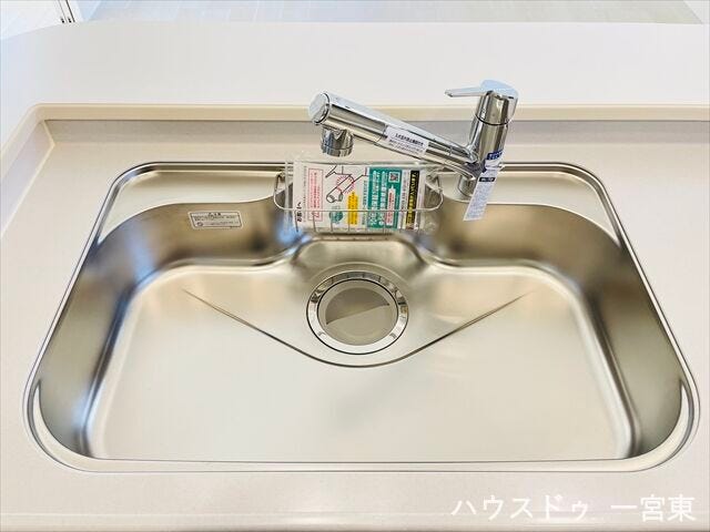 【シンク】ステンレス製で熱に強くお手入れがしやすい。お鍋やフライパンなども洗いやすそうな広さです!