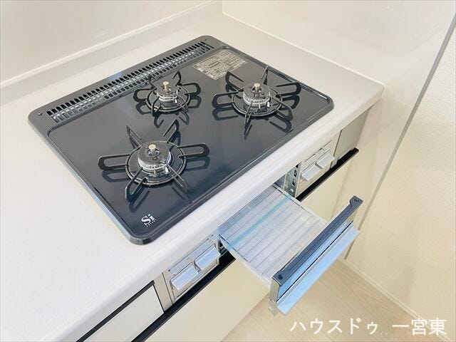 【コンロ】3口あり、同時にお鍋2つとフライパンなどを火にかけられるので忙しい時も時短になりますね。