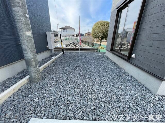 砂利敷きで防犯対策にもなります。植栽や屋外インテリアで飾ったりとお好きな空間を作るのも楽しいですね♪