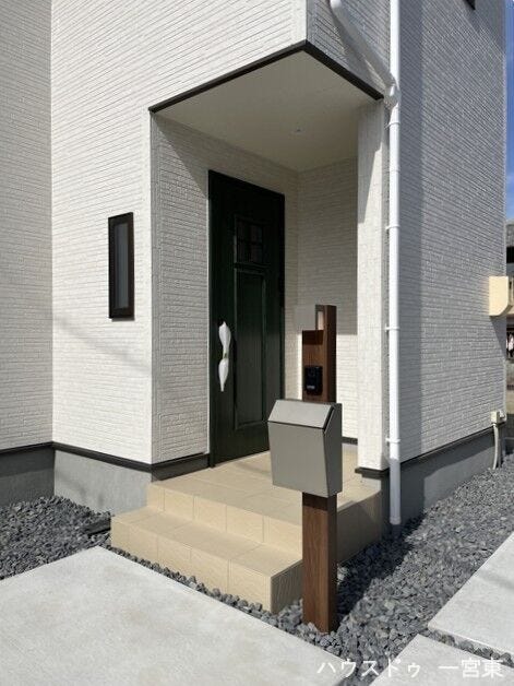 【玄関ポーチ】ポストはインターホンと一体型でスタイリッシュなデザインです。