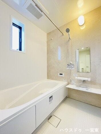 白を基調としており明るく清潔感のある浴室。ゆったりと湯舟に浸かって一日の疲れをリフレッシュできます。