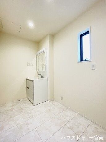 ゆとりのある洗面室。重なりがちな出勤前の身支度や、家事もスムーズに進められますね。