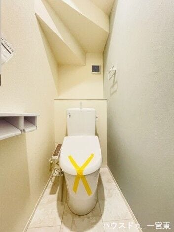 階段下スペースを有効活用した空間。ペーパーホルダーが2つあるので、取り換えの回数を減らせます。