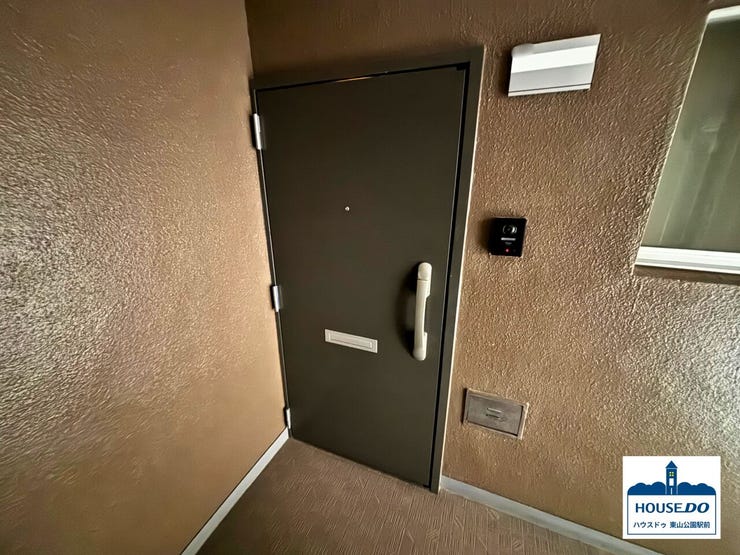 共用通路から見た玄関写真です