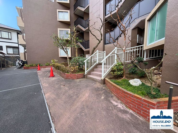 階段を少し上がったところに、エントランスがあります