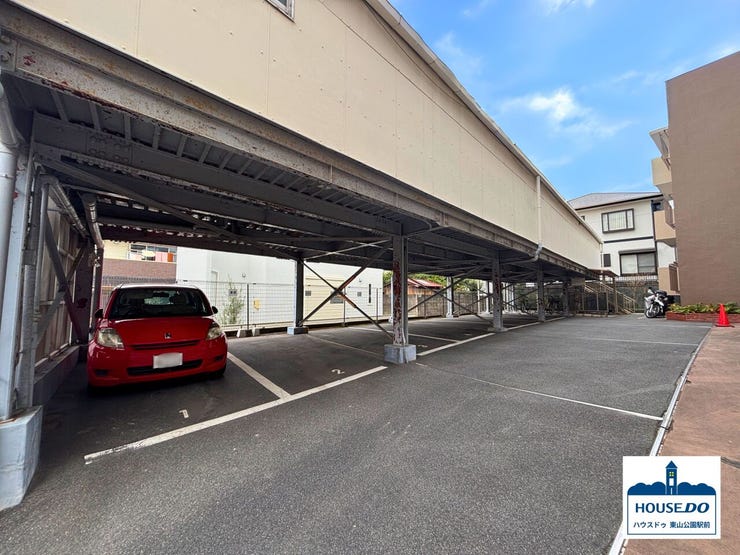 敷地内平面駐車場です